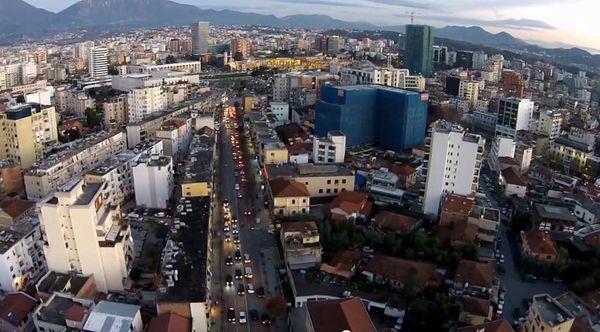 Cdo ndërtim i ri në Tiranë, një hap para drejt fatalitetit të qytetit.