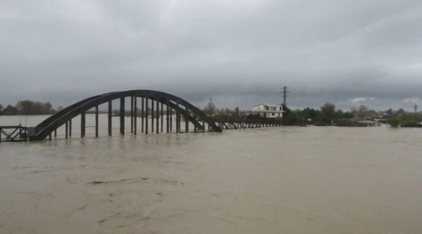 Përmbytjet dhe barrierat natyrore të shkatërruara në Vjosë