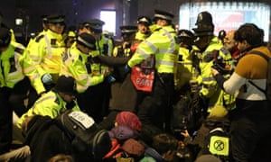 Më shumë se 100 njerëz u arrestuan në protestat e ndryshimeve klimatike në Londër