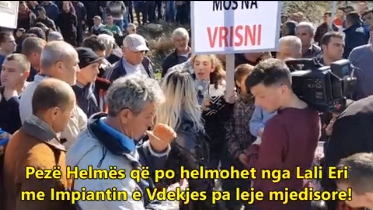 Veliaj ndërton fabrikë bitumi në fshatin Pezë Helmës, banorët dalin në protestë (VIDEO)