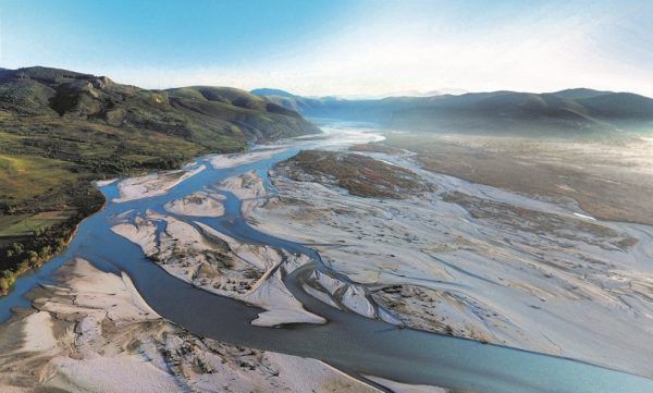 I kërcënuar nga hidrocentralet, lumi i fundit i egër në Europë zbulon sekretet e tij