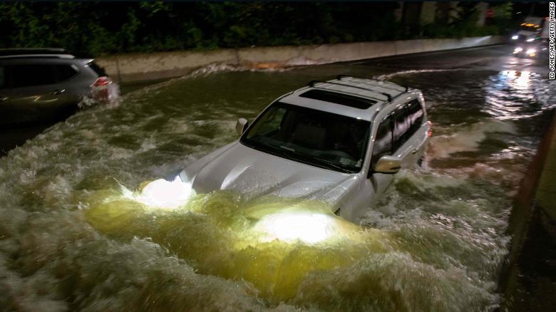 Numri i të vdekurve nga përmbytjet pasi mbetjet e uraganit Ida goditën qytetet në Lindje të SHBA u rrit ndjeshëm në 46 të enjten.