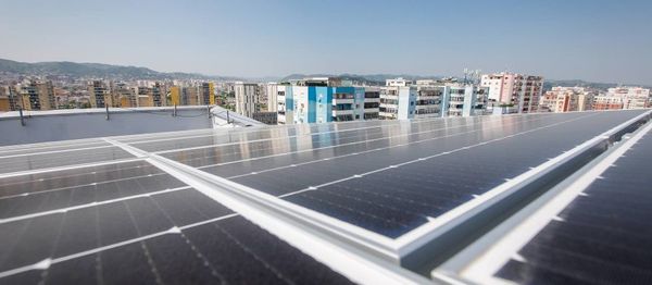 Prodhimi i energjisë së pastër, krijohet impianti i parë me panele diellore në Tiranë
