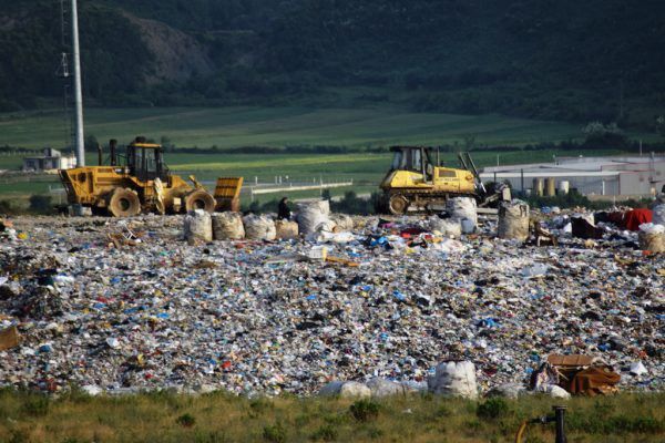 Shqiptarët paguajnë 300 milionë euro në vit "taksa mjedisore"
