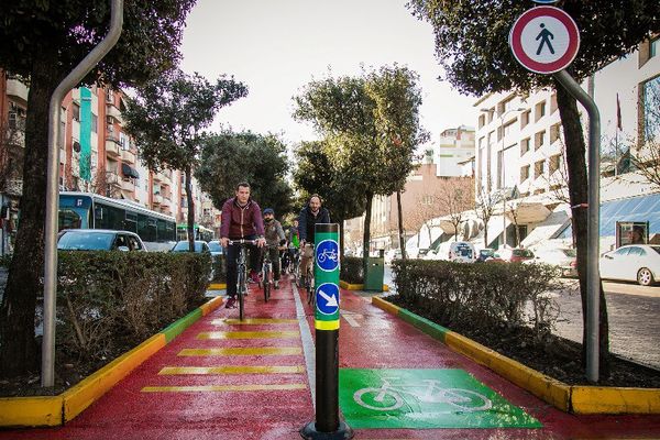 Tirana smart city, përfundon ndërtimi i korsisë së re për biçikletat në Bulevard