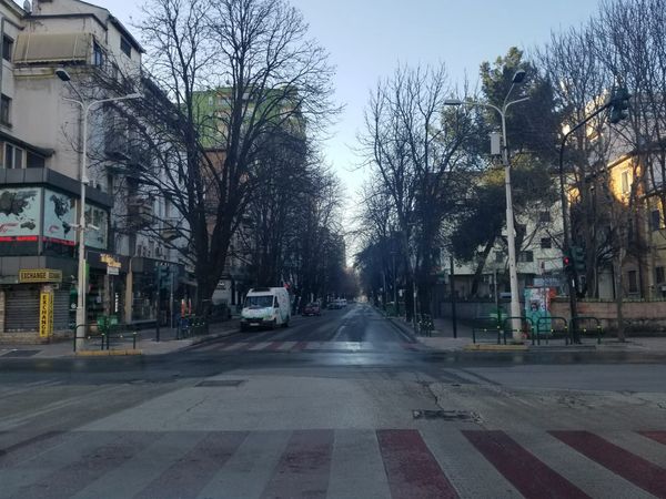 Tiranë: si do t’ja bëjmë mikut vdekjeprurës të koronavirusit, ndotësit PM2.5 ?