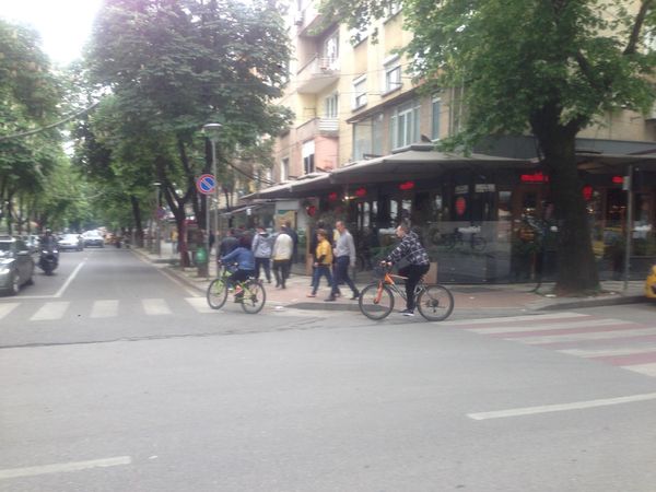 Korsitë e biçikletave një urgjencë në të gjitha rrugët kryesore të Tiranës; në të majtë , në të djathtë apo në qendër .