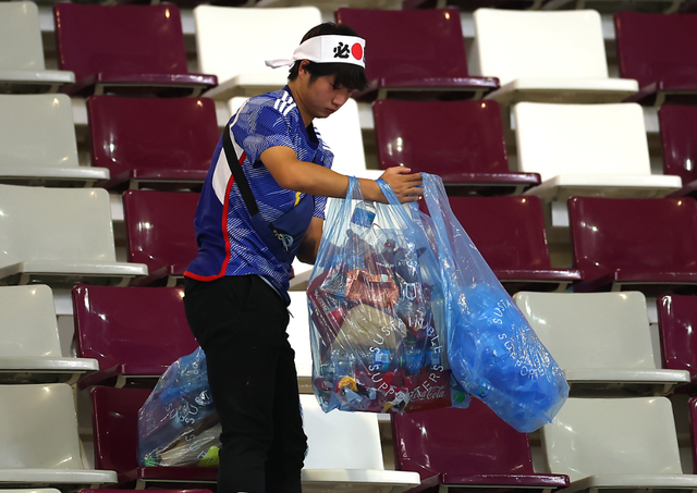 Pse japonezët po befasojnë botën duke pastruar tribunat pas ndeshjes?
